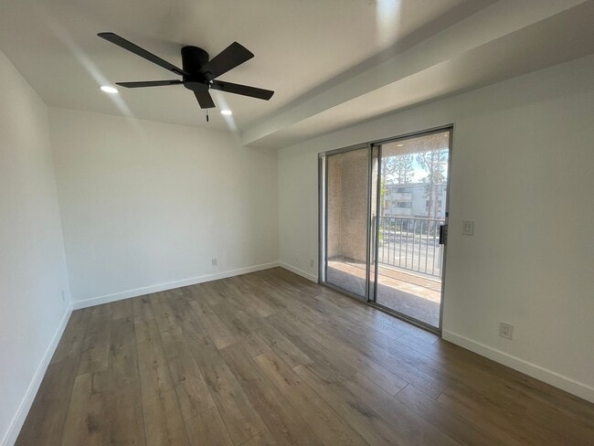 Building Photo - Modern 2-Bedroom Apartment in Gated Van Nu... Unit 17