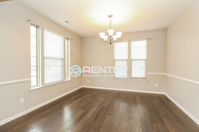 Photo - 3303 Major Samuals Way