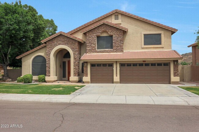 5328 W Mohawk Ln