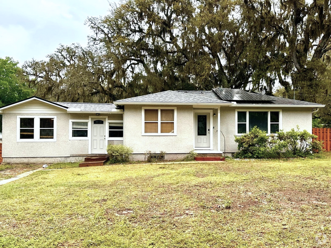 Building Photo - Just Minutes to the Beach & Fernandina His... Rental