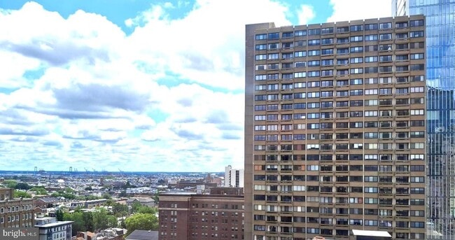 Building Photo - 1324 Locust St Unit 1421