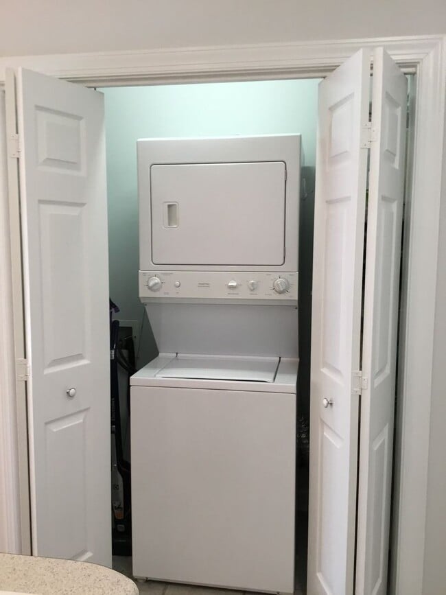 Photo - Furnished Condo In Southport - All Utilities Included - 3 month lease only Unidad 1