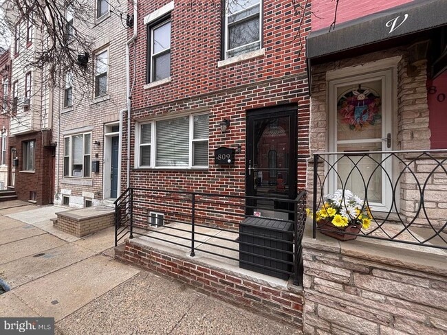 Building Photo - 809 Morris St