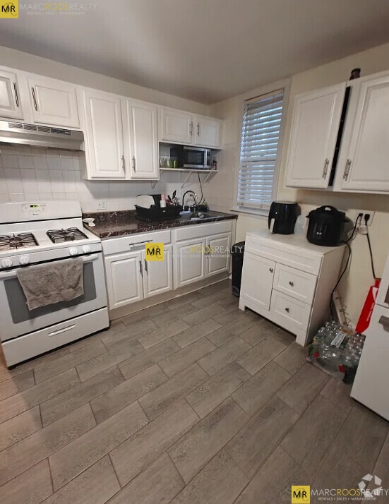 Building Photo - 630 Bennington St Unit 1 Rental