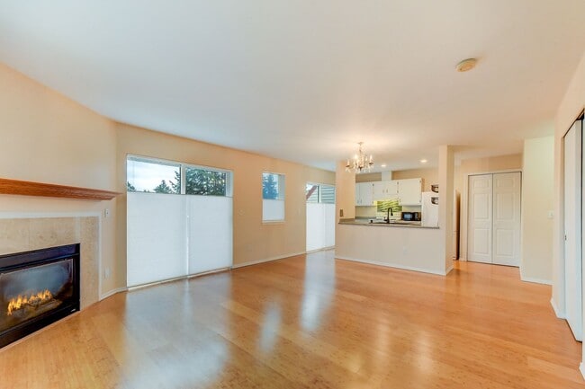 Building Photo - Commute-Friendly, Top-Floor, Totally Comfortable Unit 403