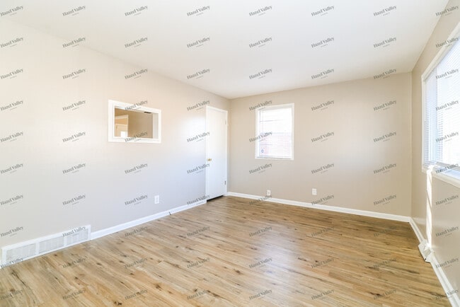 Photo - 1370 Reale Ave