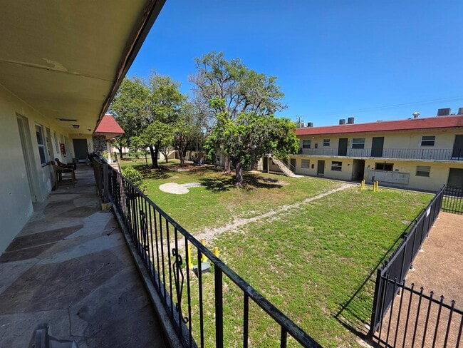 Building Photo - 4760 NW 24th Ct Unit B211