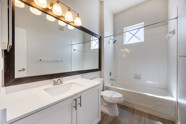 2BD, 2BA - 1164SF - Bathroom (Renovated)