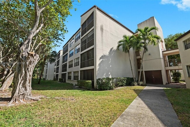 Building Photo - 2302 S Cypress Bend Dr Unit 210