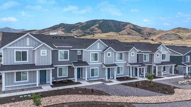EXTERIOR | LITTLE VALLEY TOWNHOMES