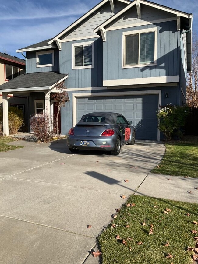 Building Photo - Spacious 4 Bedroom home in NE Bend w/newer carpet and paint!
