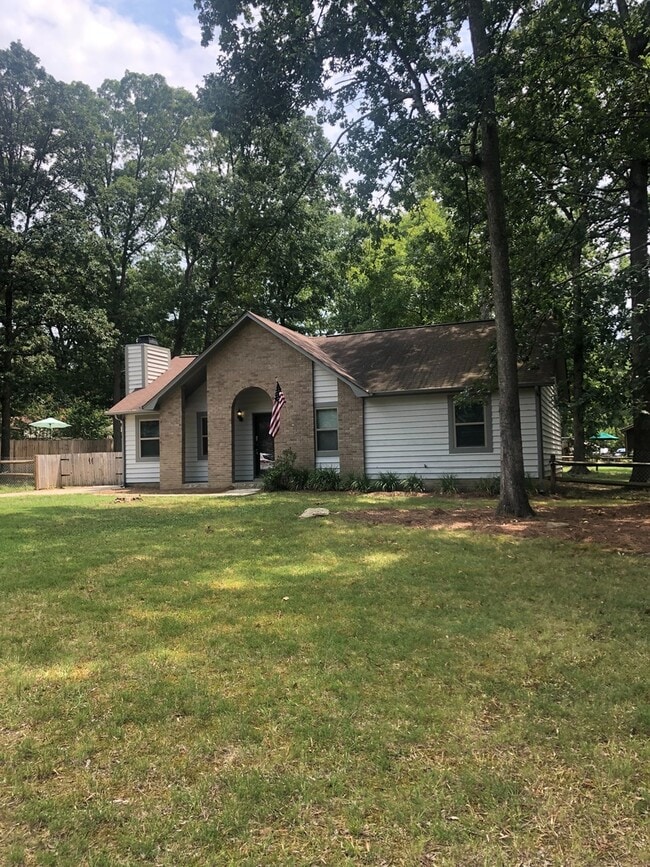 Building Photo - Charming 3 Bed 2 Bath Ranch Home in Indian...