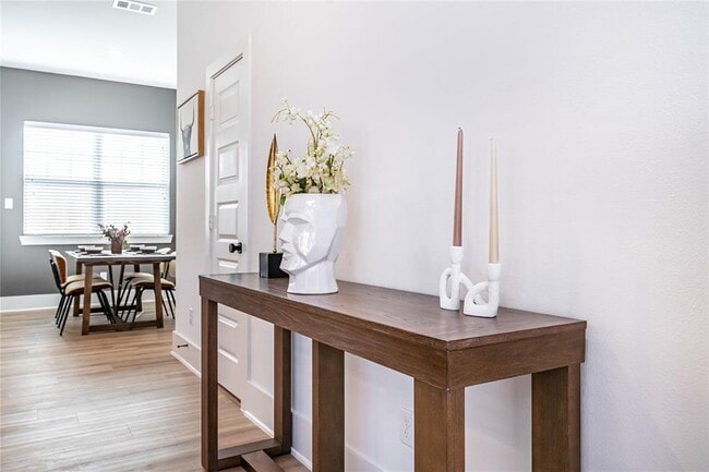 Photo - 5738 Roselane St