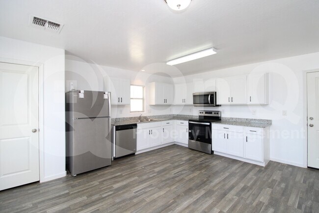 Photo - 822 N Navajo Ln