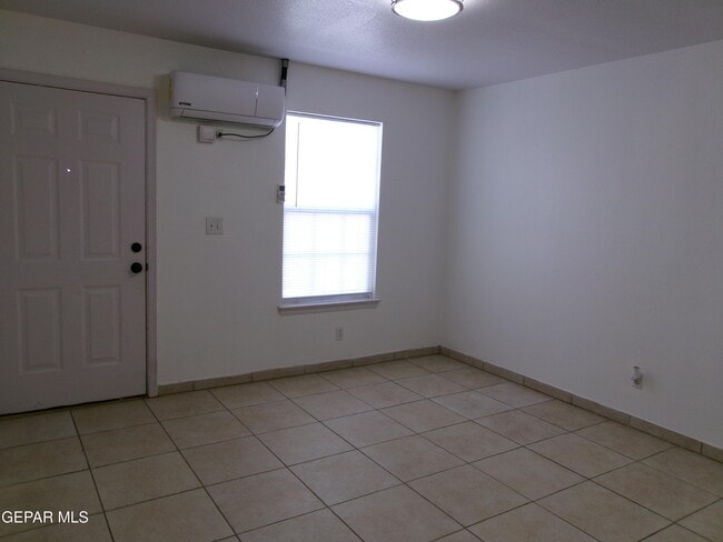 Photo - 303 McClintock Dr