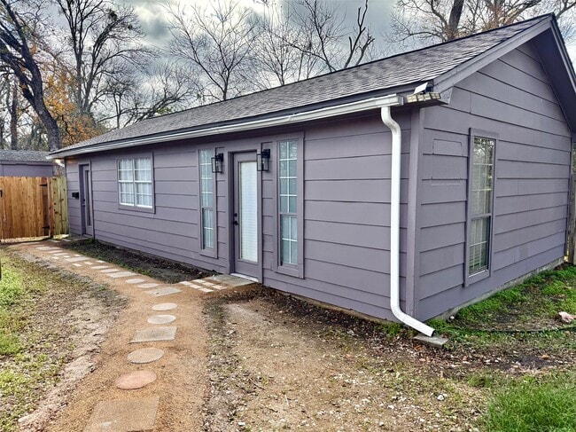 Building Photo - 1800 Shadowwood Dr