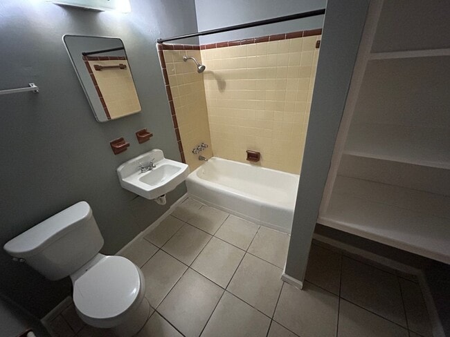 Photo - Cozy 1-Bedroom Apartment with Screened-In Patio & On-Site Laundry Unit 2