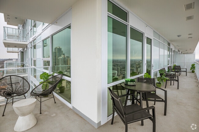 3BR, 2BA - 1,048SF