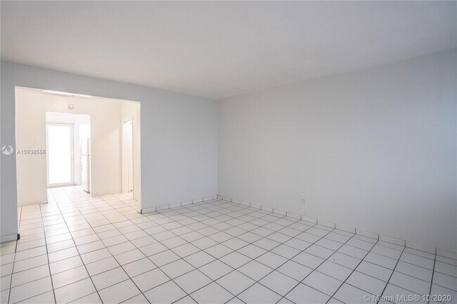 Photo - 7311 Byron Ave Unidad 5