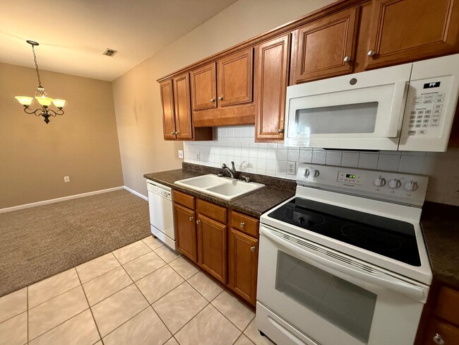 Photo - 635 Marshtree Ln