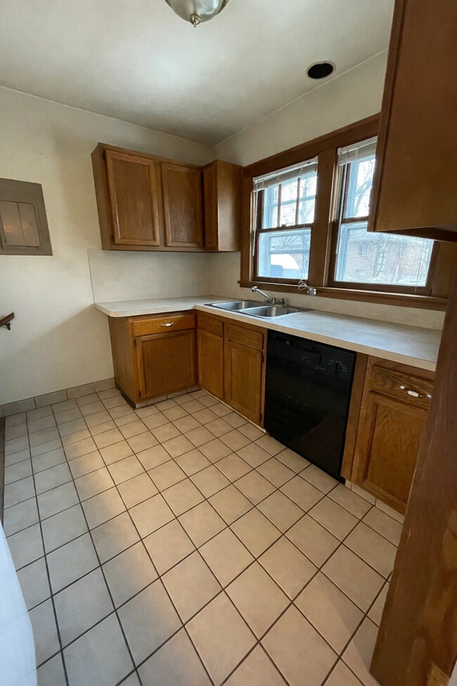 Building Photo - 203 E Davis Ave