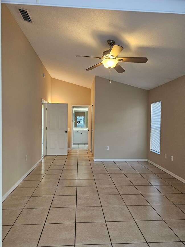 Photo - 627 25th Dr E