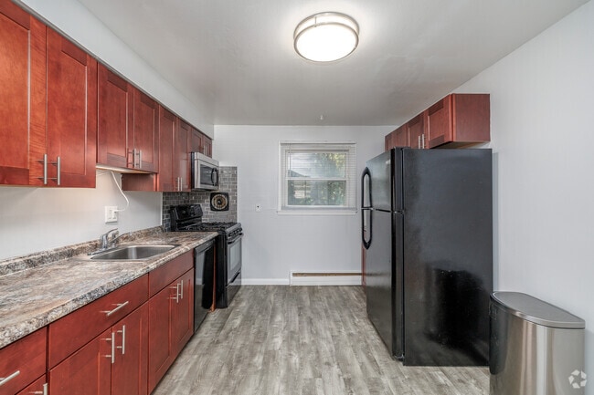 2 habitaciones, 1 baño - 800 pies cuadrados - Cocina - 1817 Burnet Ave - Utilities Included