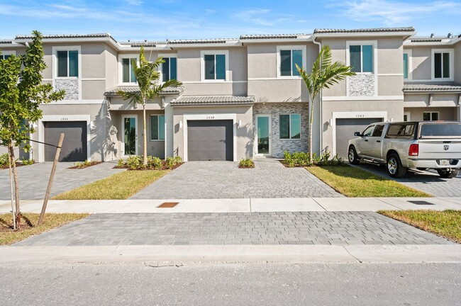 Brand new 3 bed 2.5 bath Townhouse with ya... - Brand new 3 bed 2.5 bath Townhouse with ya...