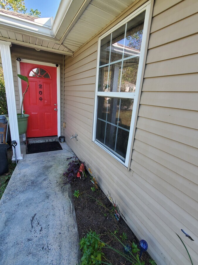 Outside entrance - 204 Parkway North Dr Townhome
