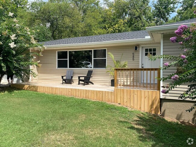 Building Photo - Freshly Renovated 3 Bedroom 1.5 Bathroom i... Rental