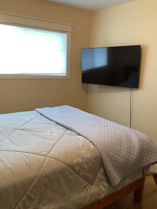 Photo - 1006 25th St W