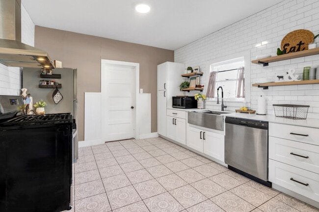 Photo - 569 Wright Ave