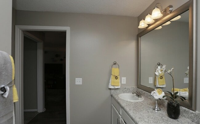 Building Photo - 107 Caledon Ct Unit 107