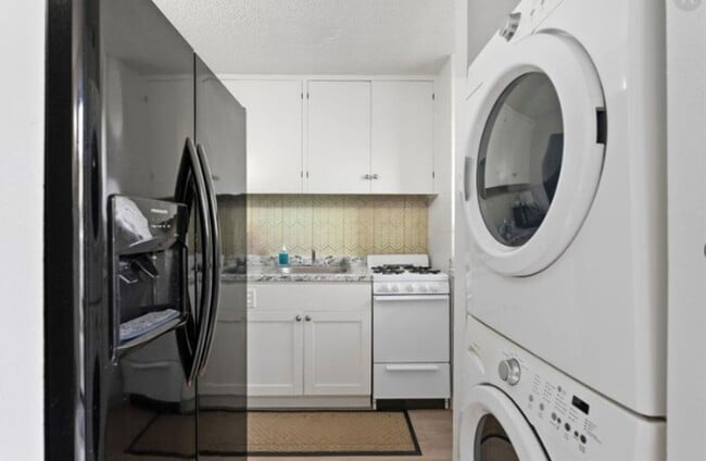 Photo - Nice & Clean 2 bedrooms, 1 bath and 1 parking apartment is located in Waipiolani Building Unit E141