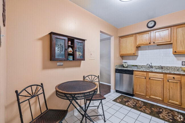 1A 1BR, 1BA - 650SF - Dining Room/ Kitchen