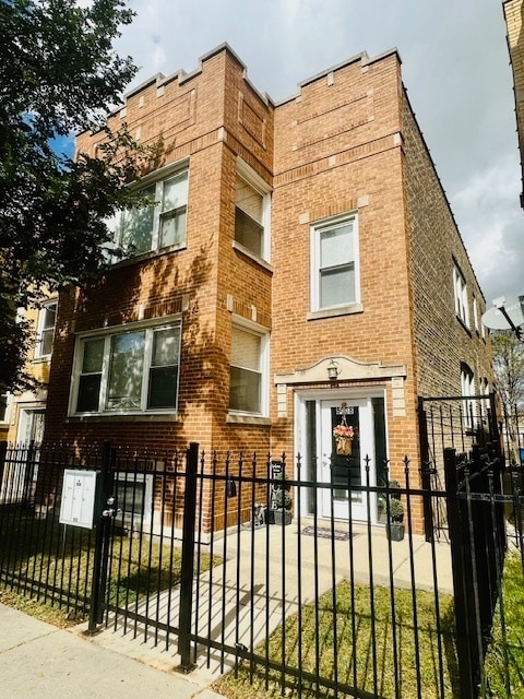 Building Photo - 5008 W Division St Unit 2