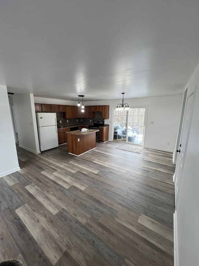 Photo - 5 BEDROOM, 2 baths $2000.00