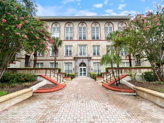 Building Photo - Live in the Heart of Downtown St. Petersburg at Historic Mirror Lake Condos! 2bed | 2 bath