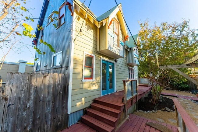 Photo - Charming Home Nestled in Tarry Town!!