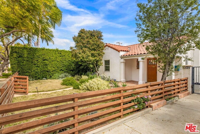 Photo - 1134 N Poinsettia Pl