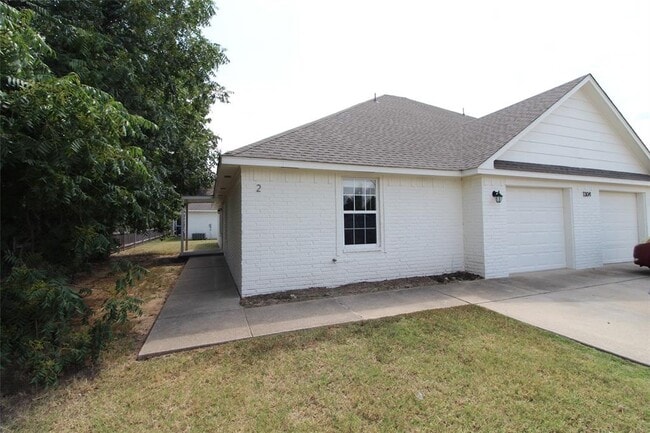 Building Photo - 1304 Commerce Dr Rental