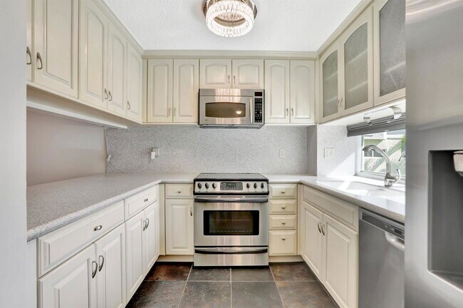 Building Photo - 884 SE 19th Ave Rental