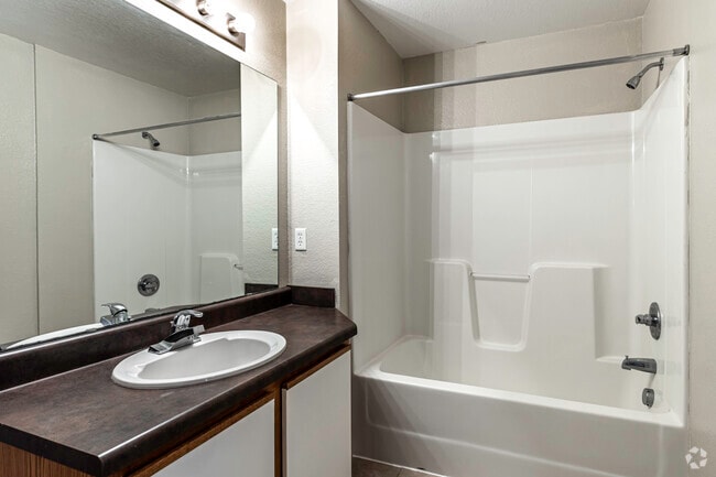 2BR, 2BA - 987SF