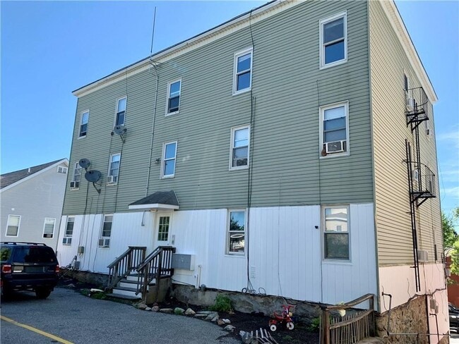 Building Photo - 11-11 Winter St Unit 6 Rental