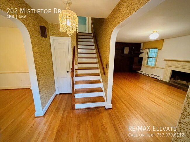 Photo - 202 Mistletoe Dr