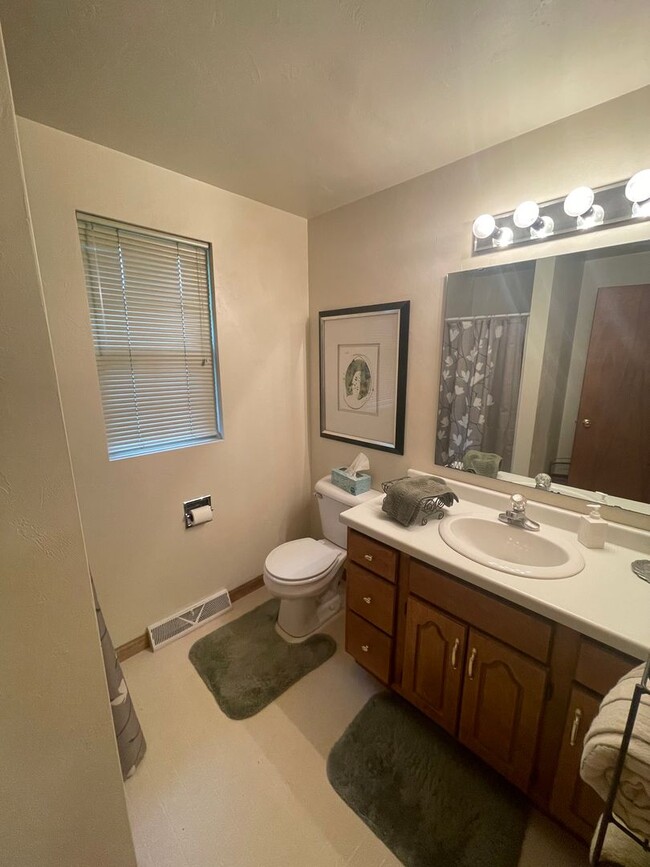 Photo - 3 Bed 2 Bath Duplex