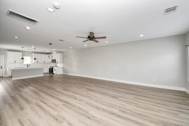 Photo - 807 Avenue J