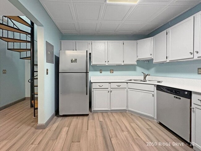 Photo - 2050 Ridge Dr