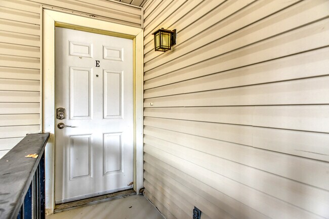 Photo - 914 W Washington St E