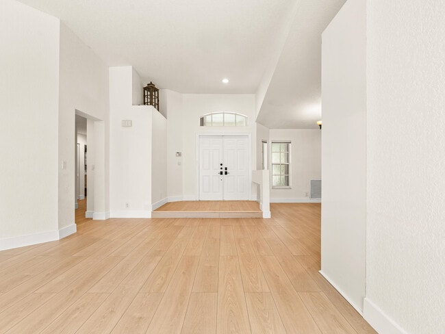 Photo - 833 Heron Rd